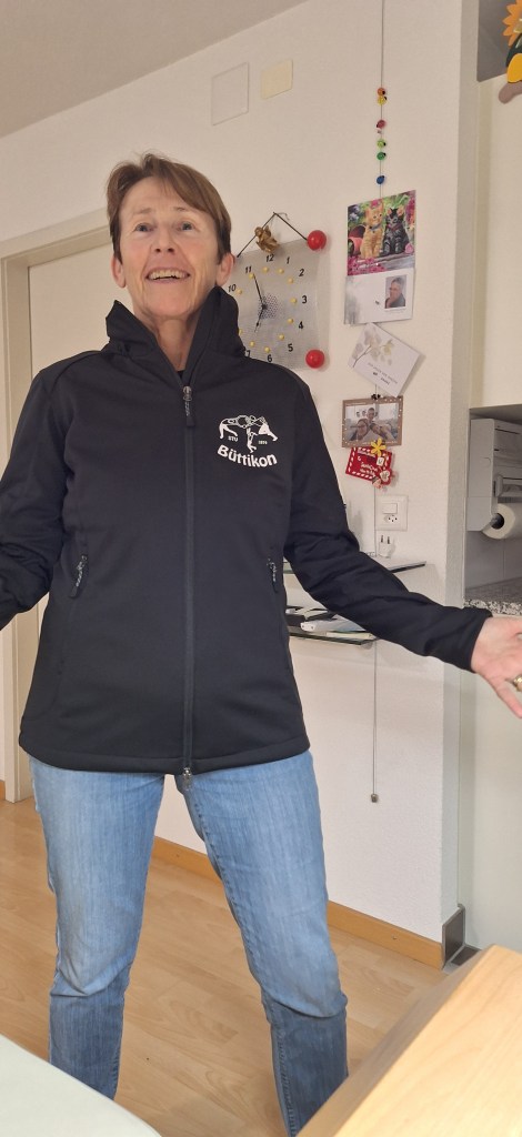 Eine Frau präsentiert stolz ihre Jacke