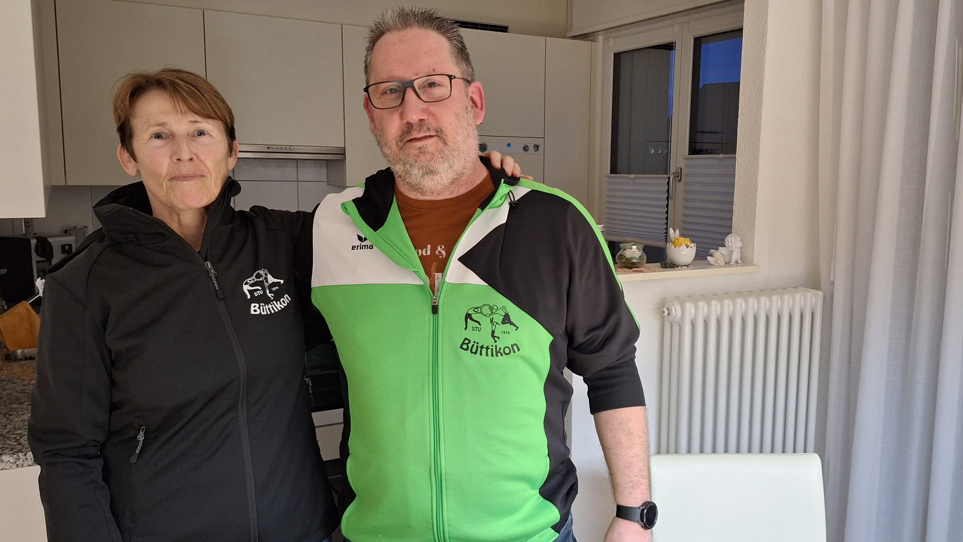 Eine Frau und ein Mann aus demselben Verein stehen nebeneinander